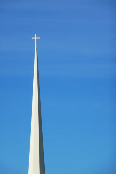 Biała wieża kościoła przeciw błękitne niebo — Zdjęcie stockowe