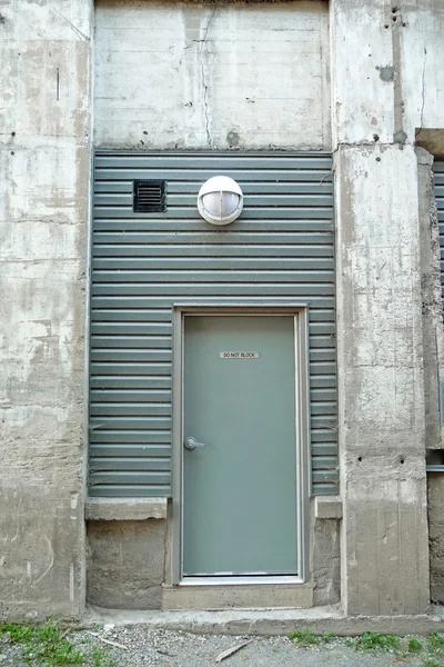Фасад аллеи с дверным проёмом — стоковое фото