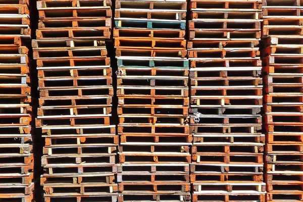Columnas de palets de madera apiladas —  Fotos de Stock