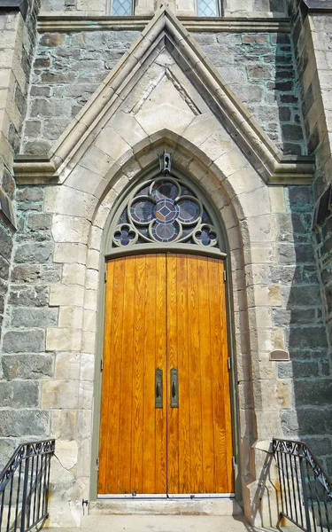 Дверь церкви XIX века — стоковое фото