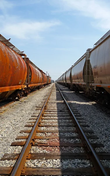 Железнодорожные вагоны и перспективы — стоковое фото