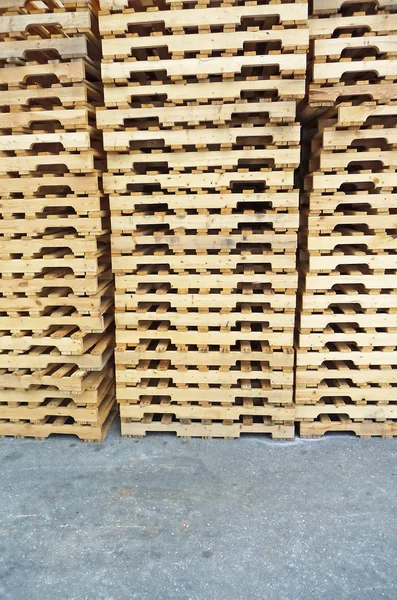 Kolumny ułożone palet drewnianych — Zdjęcie stockowe