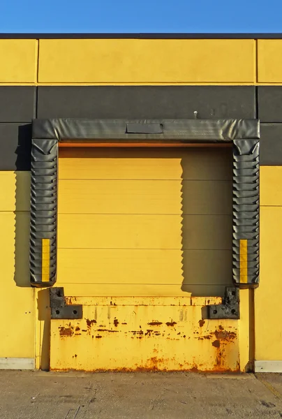 Жовтий вантажної платформою — стокове фото