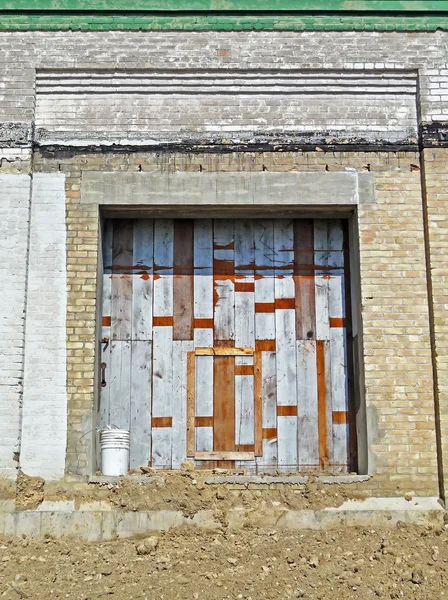 Abandoned factory doorway — Stock Photo, Image