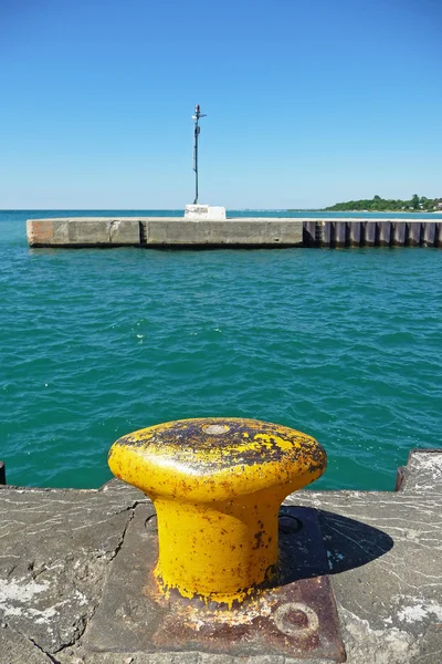 Bollard de canal do porto com luz de sinal — Fotografia de Stock