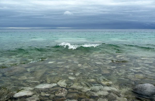 Kasvetli kıyıdaki dalga — Stok fotoğraf