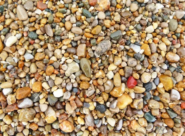 Цветные пляжные камни — стоковое фото