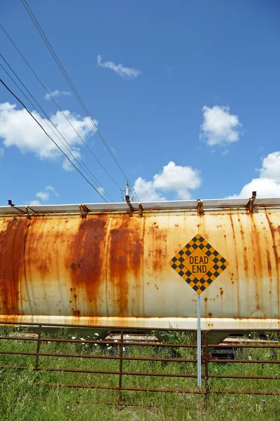 Coche de tren oxidado en callejón sin salida —  Fotos de Stock