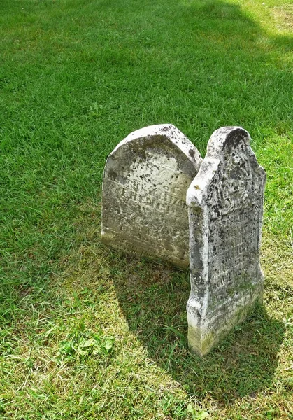 Два винтажных надгробия — стоковое фото