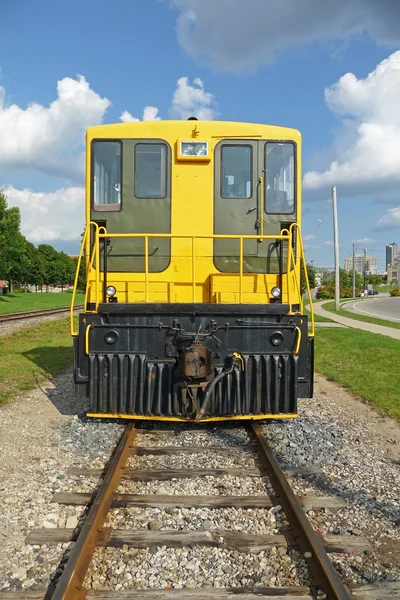 Vista frontal da locomotiva amarela — Fotografia de Stock