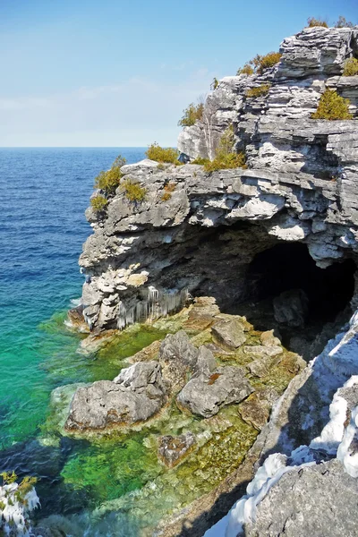 Grottan tidigt på våren — Stockfoto