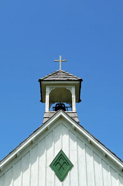 Prosty wiejski wieża kościoła — Zdjęcie stockowe