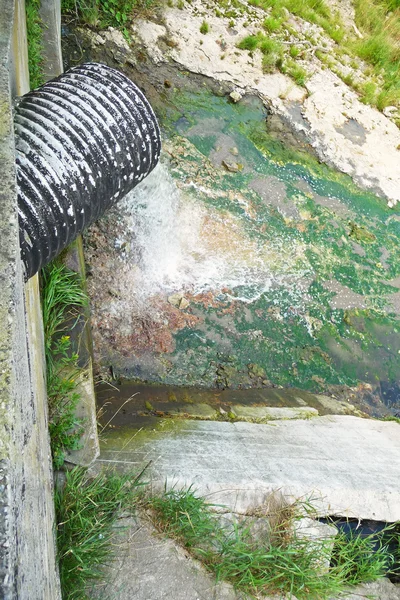 Escoamento de água urbana em leito de fluxo — Fotografia de Stock