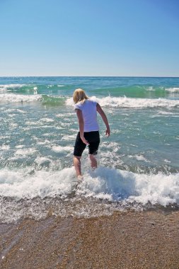 sarışın bir kadın güneşli surf girme