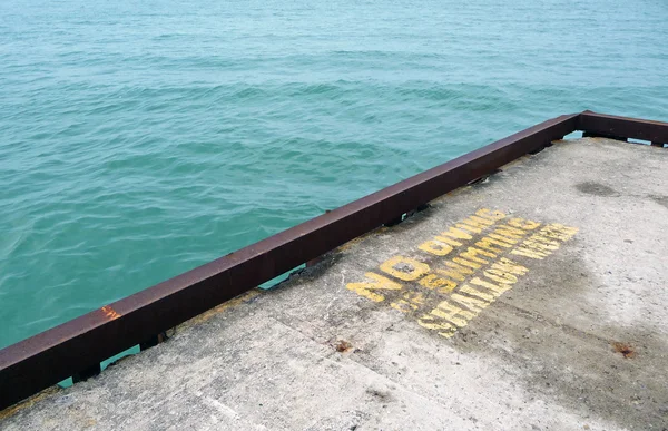 Ingen dykning eller simning varning stencil — Stockfoto