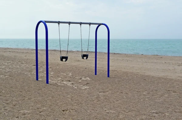 Stranden swing set för barn — Stockfoto