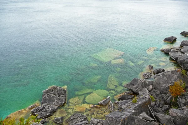 Blick auf die Klippen der Küste über großes Wasser Stockfoto