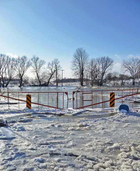 Puente de invierno rural inundado y congelado — Foto de Stock
