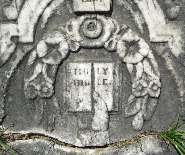 Vintage grafsteen detail Heilige Bijbel — Stockfoto