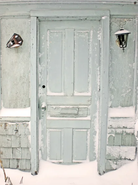 Темные зимние двери заброшенный дом — стоковое фото