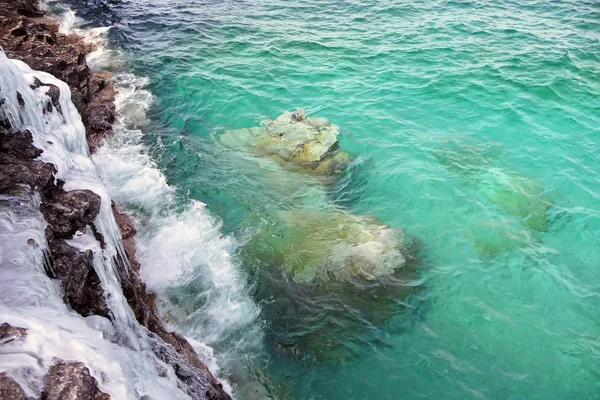 岩が多い海岸線に氷の崖 ロイヤリティフリーのストック画像