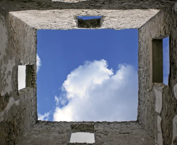 Perspectiva do céu de dentro de ruínas — Fotografia de Stock