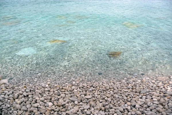 Praia de pedra branca e águas azul-turquesa — Fotografia de Stock