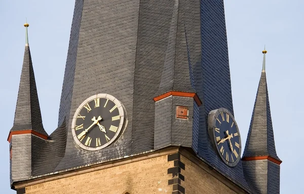 Iki saatleri ile Kilisenin çan kulesi — Stok fotoğraf