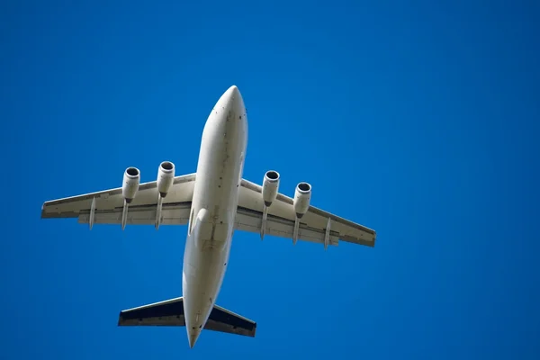 Jet uçağı mavi gökyüzü — Stok fotoğraf