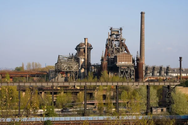 Заброшенный промышленный завод — стоковое фото