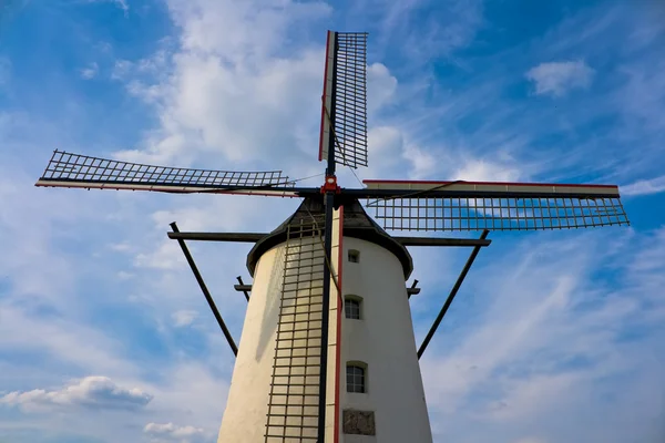Větrný mlýn proti pěkné modré oblohy Stock Obrázky