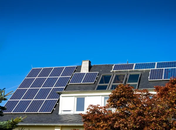 Zonne-energie (fotovoltaïsche) panelen — Stockfoto