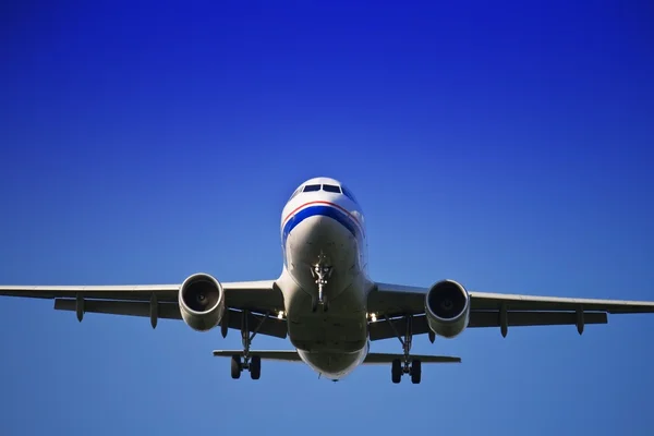 Düsenflugzeug gegen blauen Himmel — Stockfoto