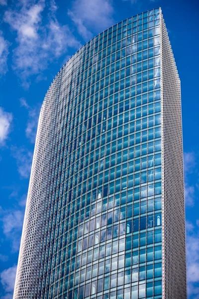 Arranha-céu moderno em Frankfurt — Fotografia de Stock