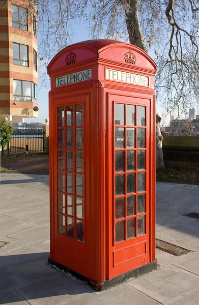 Красный британский телефон — стоковое фото