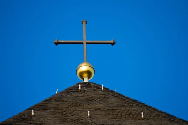 Igreja campanário com cruz — Fotografia de Stock