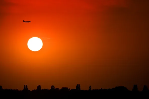 Silhouette of a plane at sunset — Stock Photo, Image