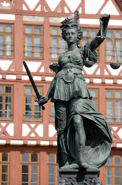 Standbeeld van Vrouwe Justitia, frankfurt — Stockfoto