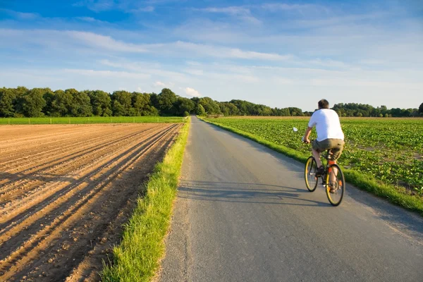 Езда на велосипеде по сельской местности — стоковое фото