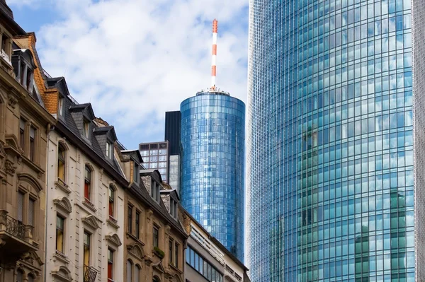 Gamla och nya arkitekturen i frankfurt — Stockfoto