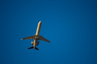 Jet uçağı mavi gökyüzü