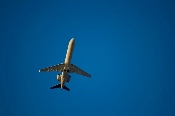 Jet airliner against blue sky — Stock Photo, Image