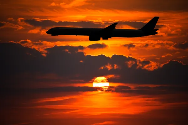 Flugzeug-Silhouette gegen untergehende Sonne — Stockfoto