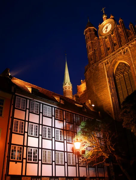 Torre de la iglesia gótica con un reloj —  Fotos de Stock
