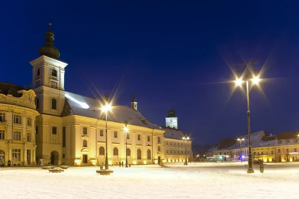 Plaza principal invierno nieve Sibiu por la noche — Foto de Stock