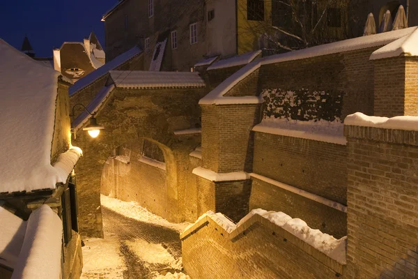 Middeleeuwse stad sibiu in wintersneeuw dusk — Stockfoto