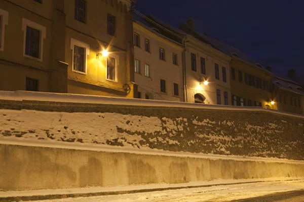 Orașul medieval Sibiu în timpul iernii pe timp de noapte — Fotografie, imagine de stoc