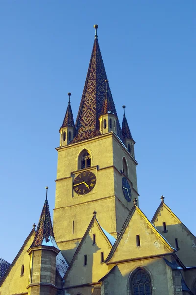 Gotická věž s hodinami luteran kostela sibiu — Stock fotografie
