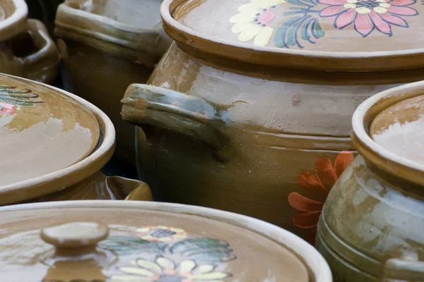 陶锅和传统的盖子 — 图库照片