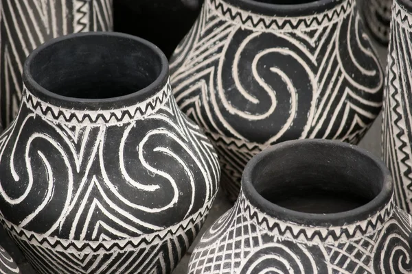 Vaso de cerâmica preta branca — Fotografia de Stock